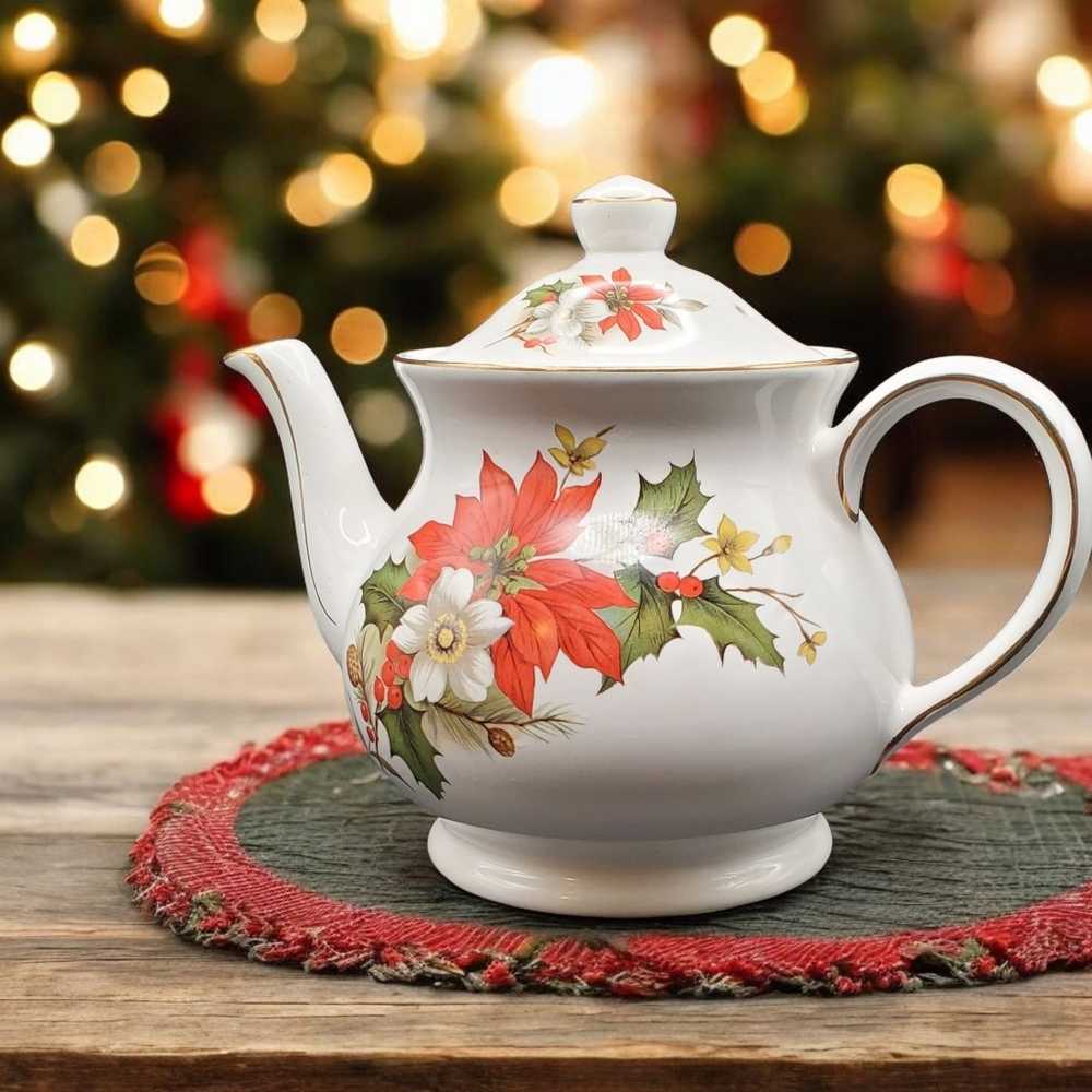 Sadler England Christmas Teapot Poinsettia & Berries 5-6 Cup